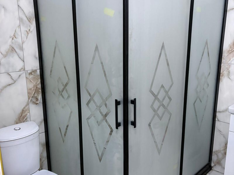 Köşe tip duşakabin — siyah mat profil, geometrik baklava desenli buzlu cam