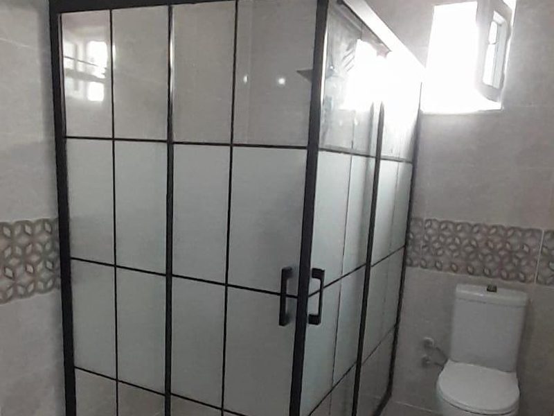Köşe tip duşakabin — siyah mat profil, kareli desenli buzlu cam