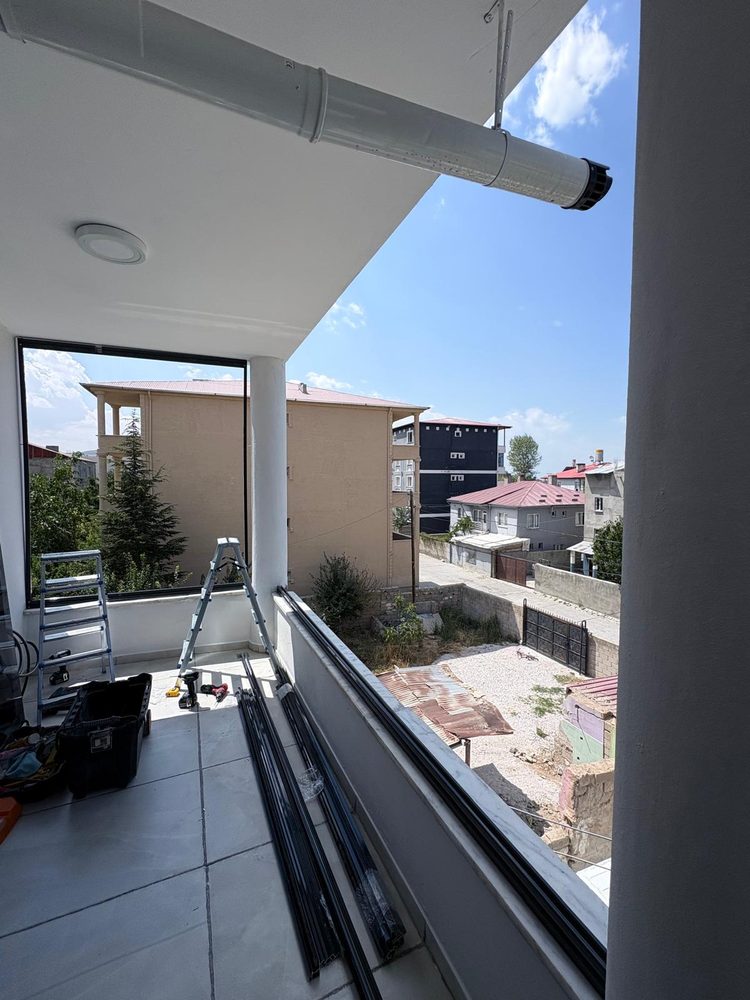 Van'da cam balkon montaj süreci, profil montajı