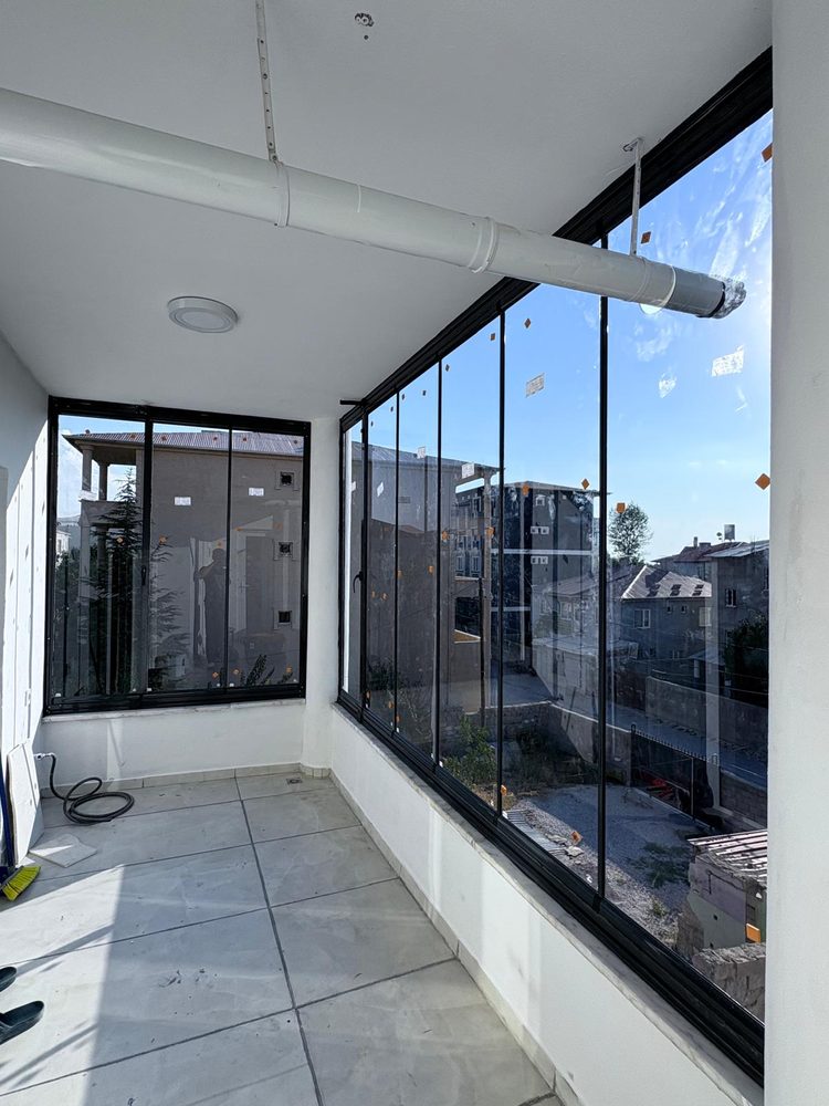 Van'da tamamlanmış cam balkon uygulaması, sürme sistem