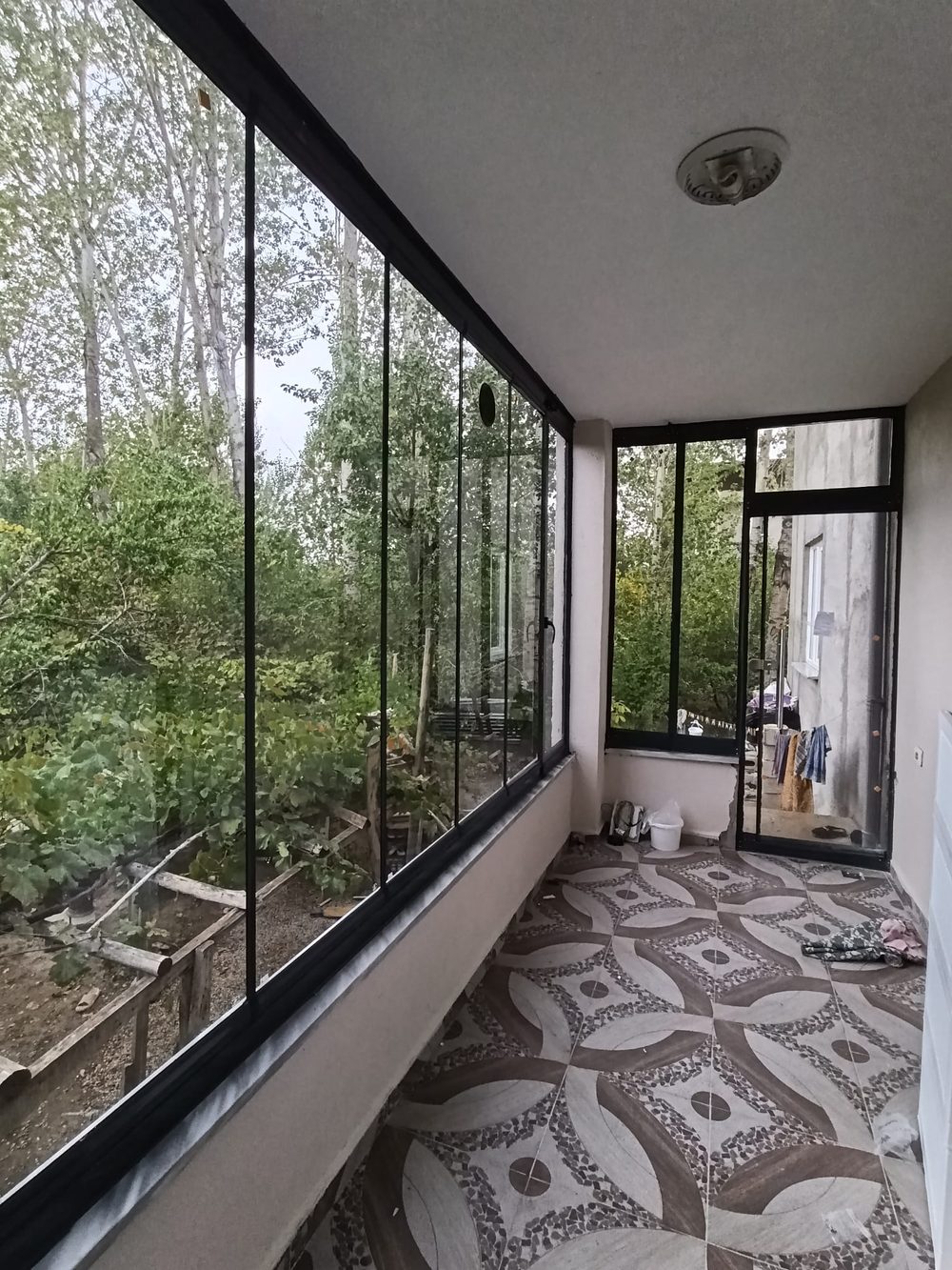 Van'da cam balkon iç görünüm, köşe sürme sistem