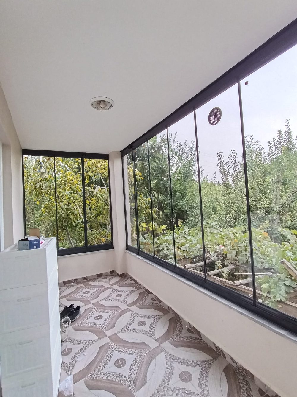 Van'da cam balkon montaj süreci