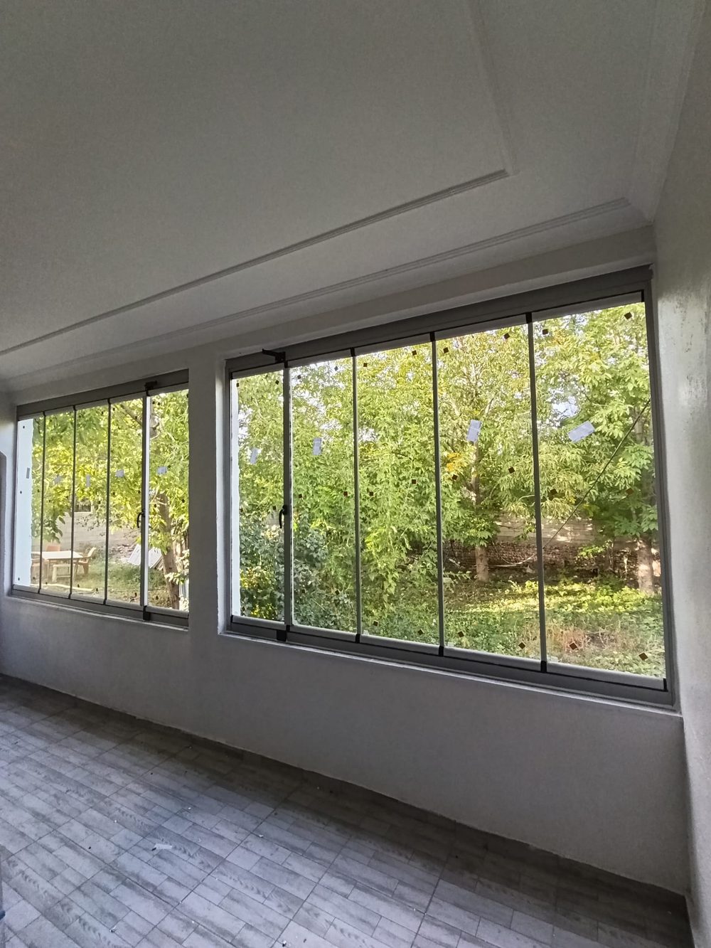 Van'da cam balkon iç görünüm, bahçe manzaralı