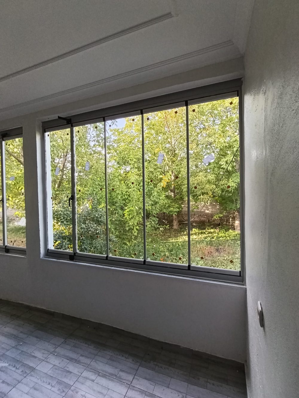 Van'da cam balkon montaj süreci, ekip çalışması