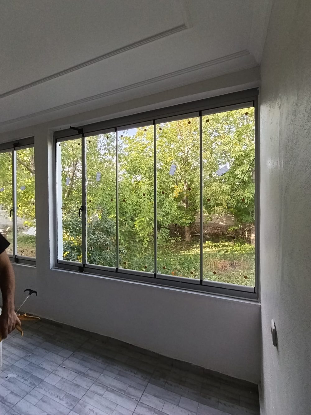 Van'da cam balkon montaj süreci
