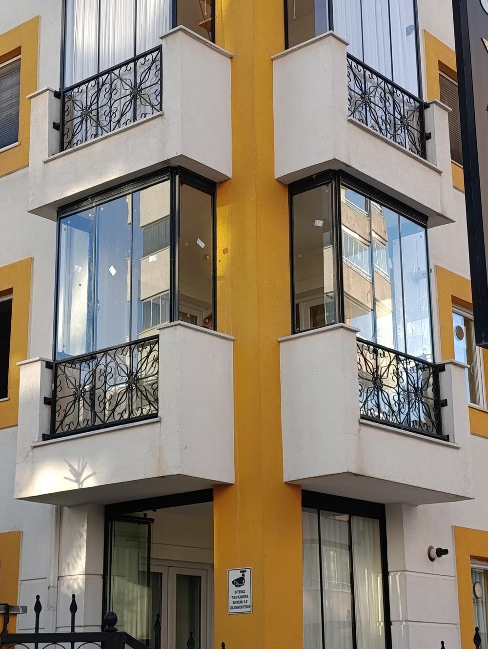 Van'da köşe cam balkon uygulaması, simetrik cepheler