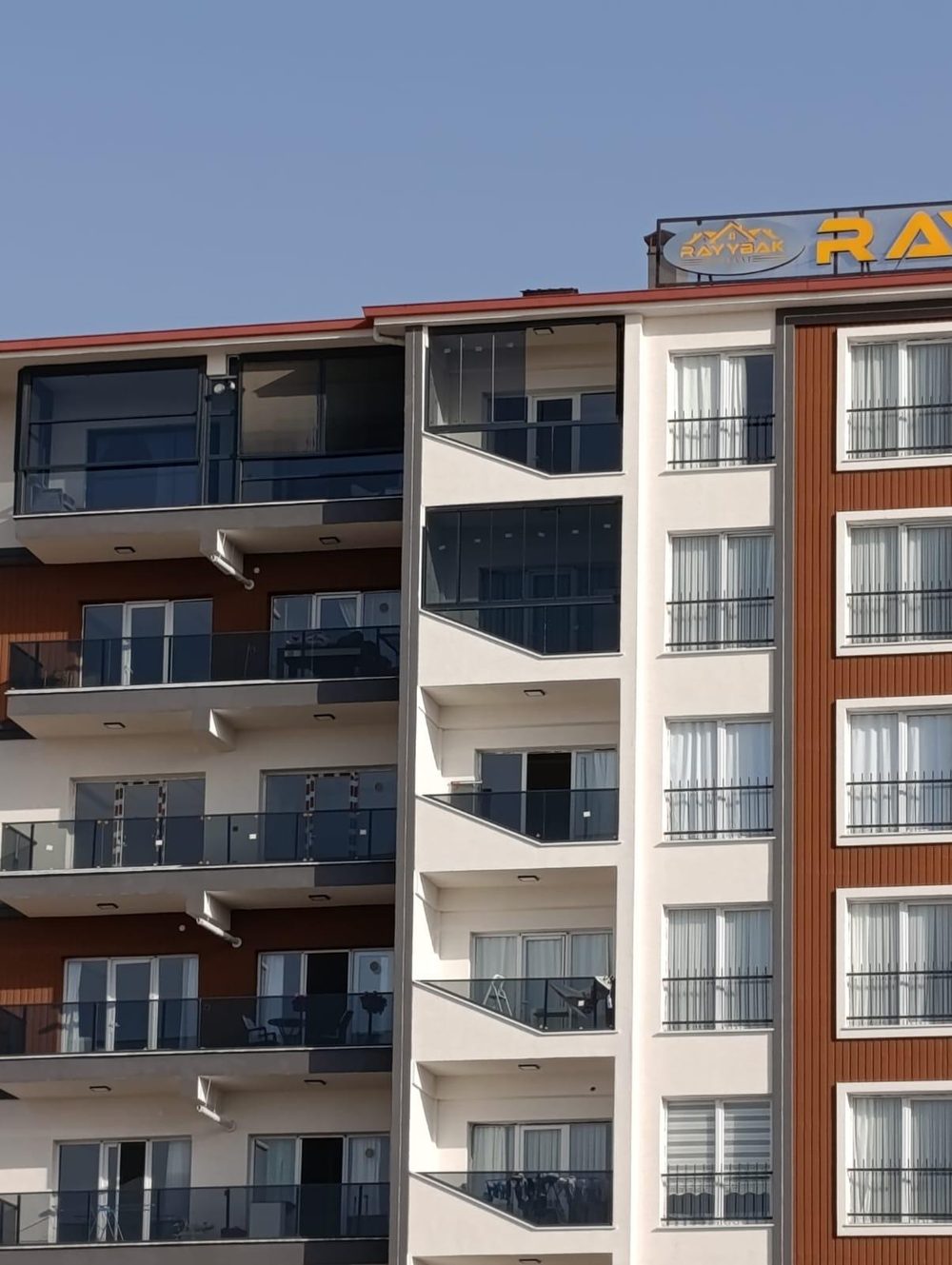 Van'da çok katlı binada cam balkon uygulamaları