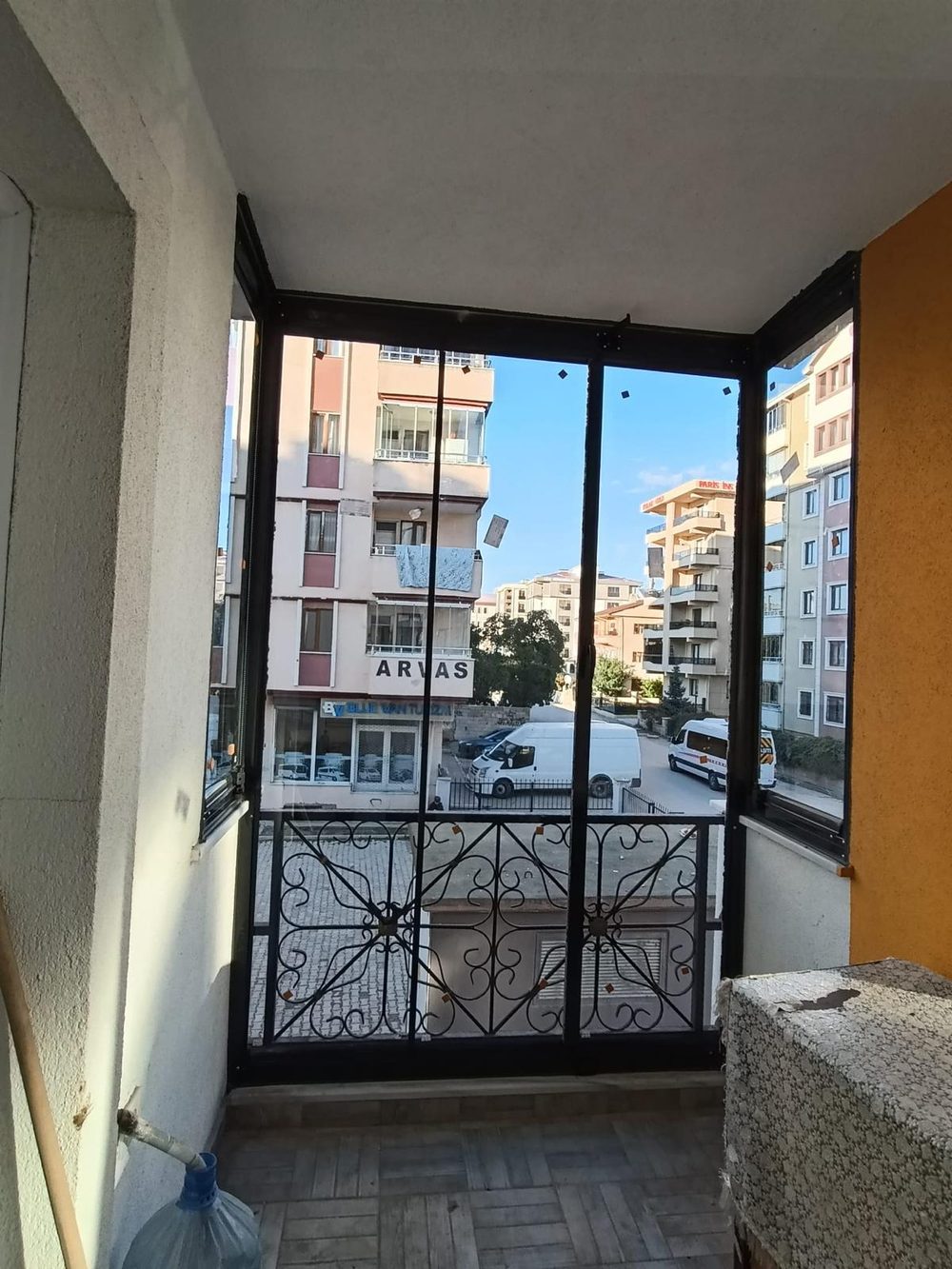 Van'da köşe cam balkon uygulaması, sokak manzaralı