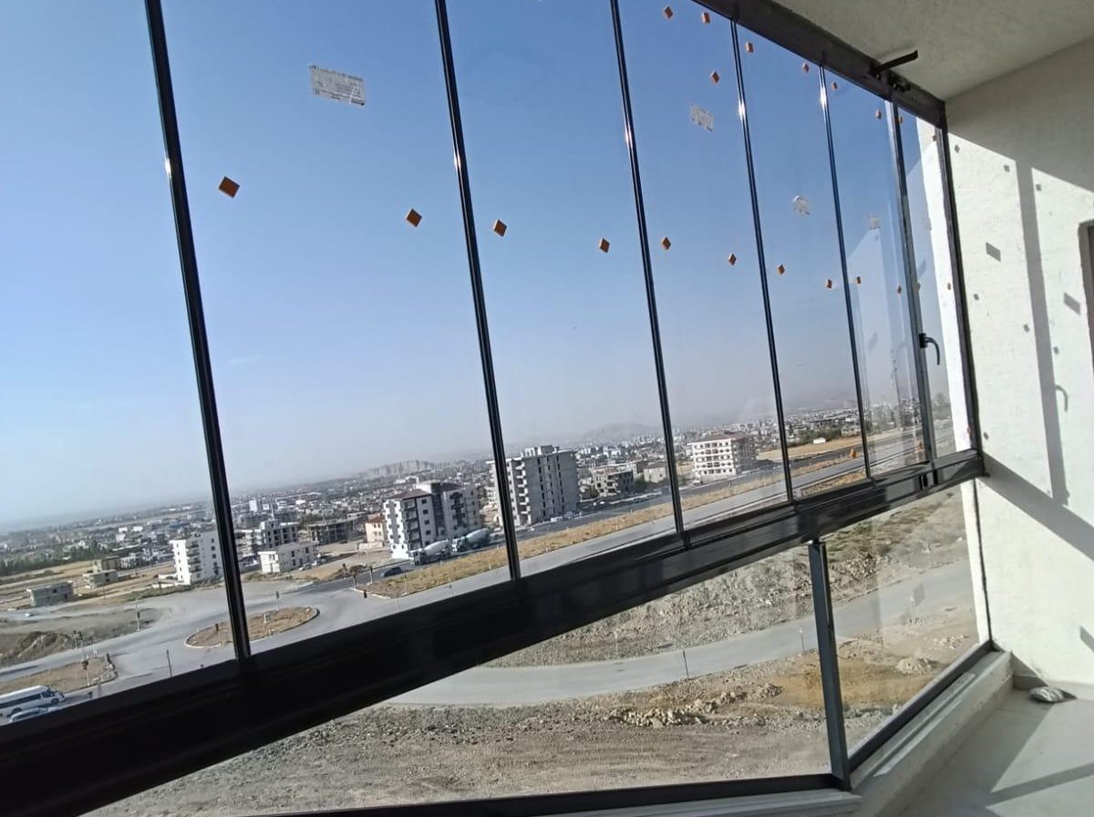 Çok katlı binada cam balkon uygulamaları